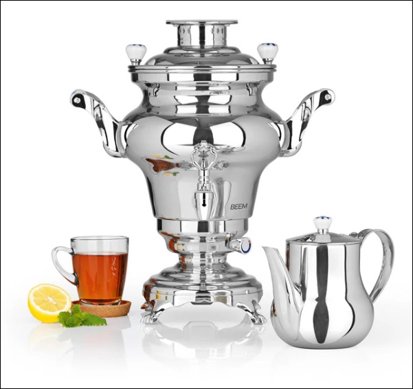 Samowar als Heißwasserbereiter im Hotelbuffet