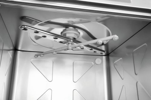 Innenraum einer Gewerbespülmaschine aus Edelstahl