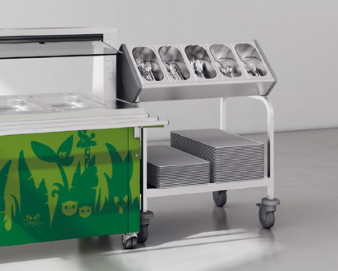 Tablettwagen im Gastraum eines Hotels